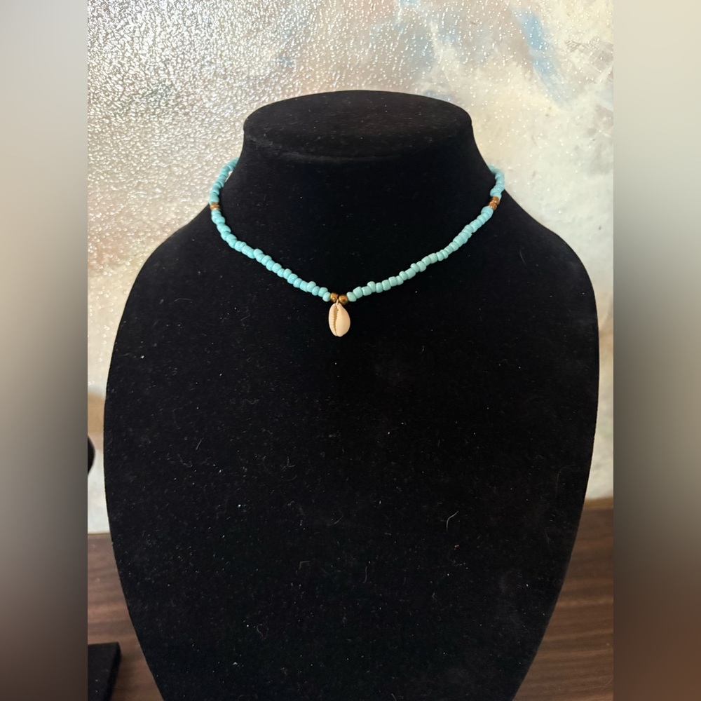 Turquoise and seashell beaded necklace - Picture 1 of 6